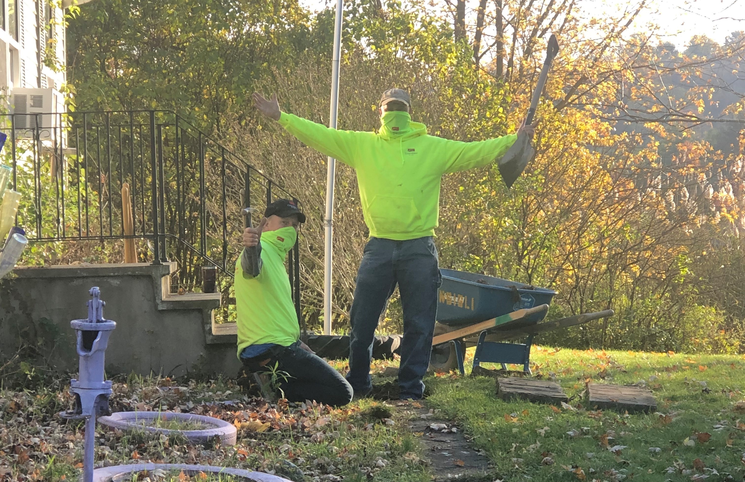 Consigli volunteers repairing the front walk