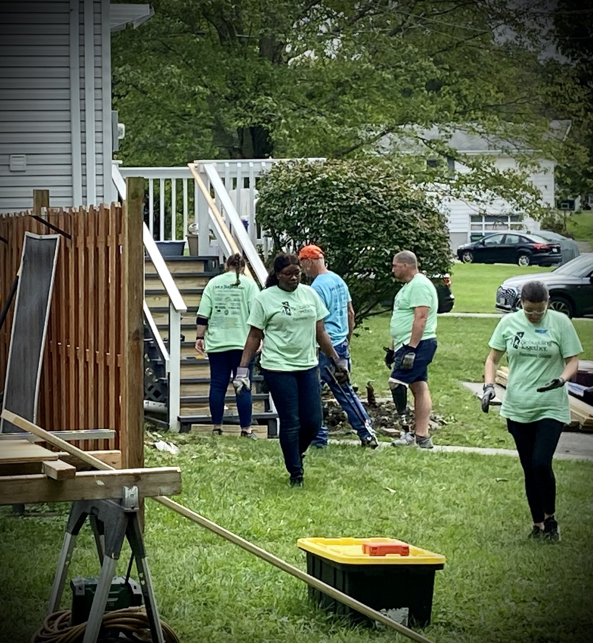 Wells Fargo Volunteer team working on tasks on project day.